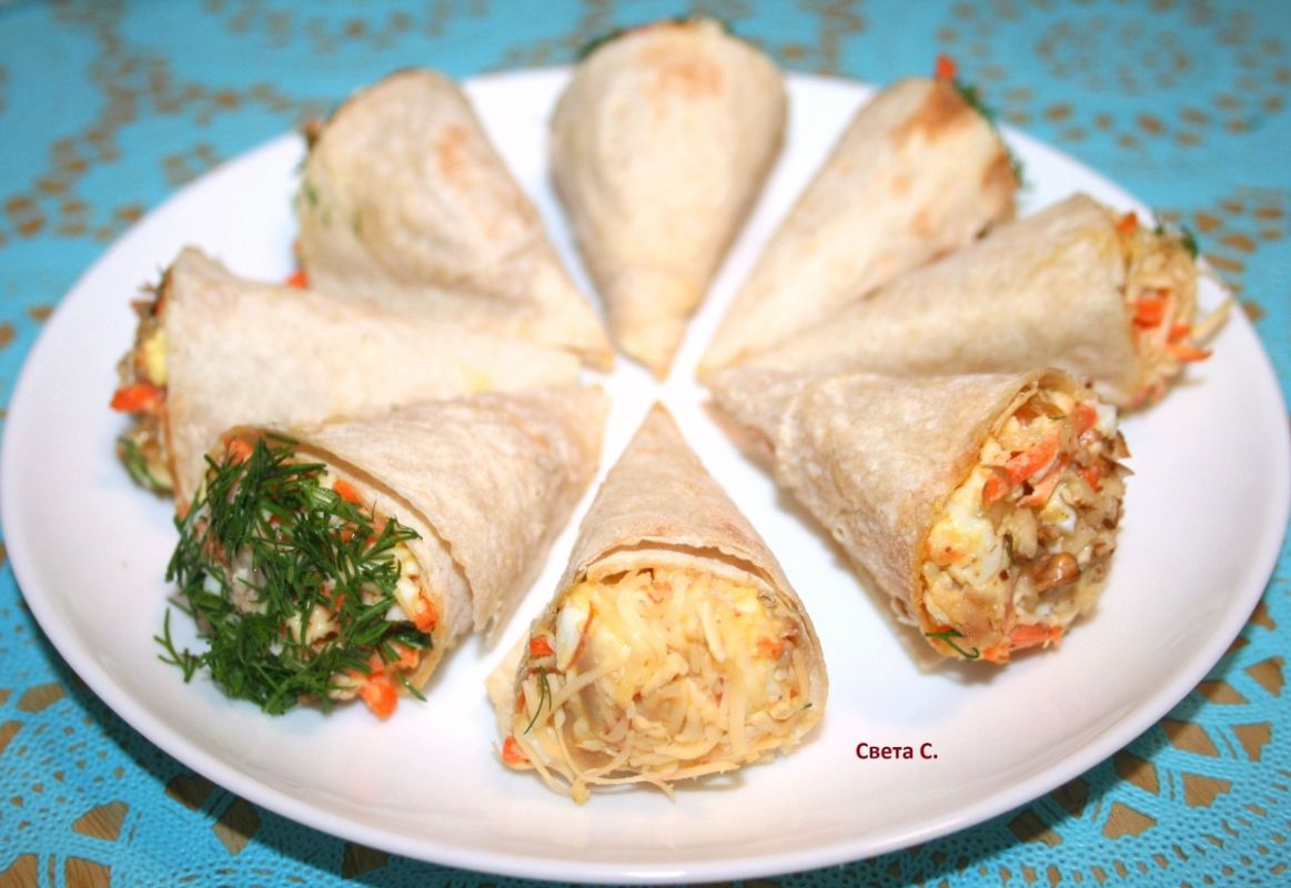 Гости будут в восторге: сочный салат в хрустящих рожках из лаваша