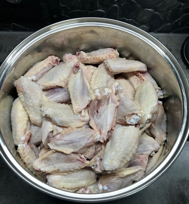 Изюминки приготовления: как муж мастерски жарит куриные крылышки на углях