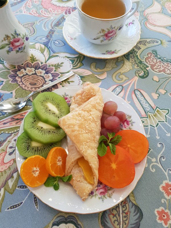 Теплый завтрак: манго в слоеном тесте