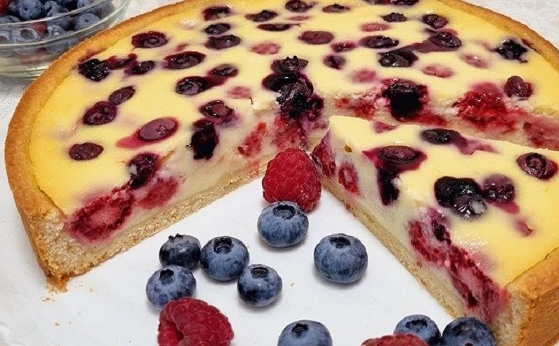Пирог с кремовой начинкой и ягодами: простой способ удивить близких