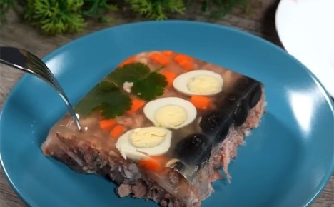 Летняя закуска: как сделать прозрачное заливное, которое удивит даже настоящих гурманов