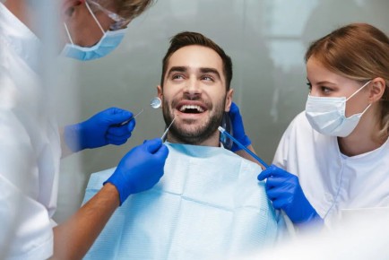 профессиональная чистка зубов: безопасно ли это с пломбами и коронками?