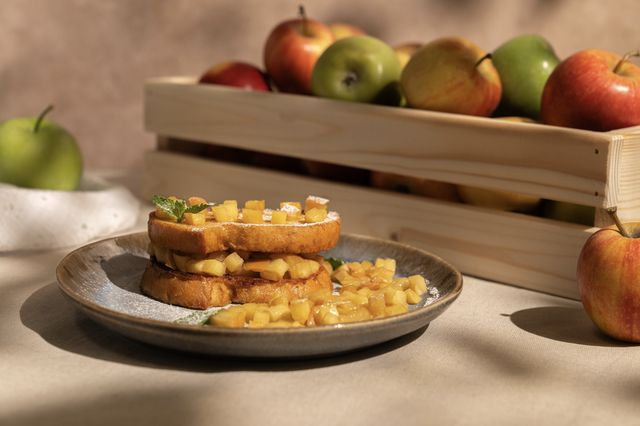 Гренки с томлеными яблоками: лакомство от Гордона Рамзи