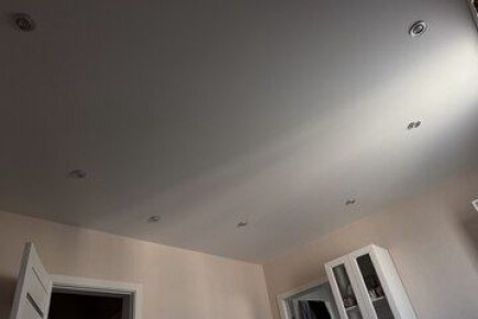 Как вернуть безупречную чистоту натяжным потолкам: лучшие способы удаления пятен
