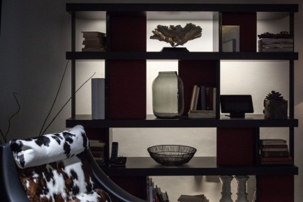 Как создать стильный и уютный уголок с книжными полками и стеллажами