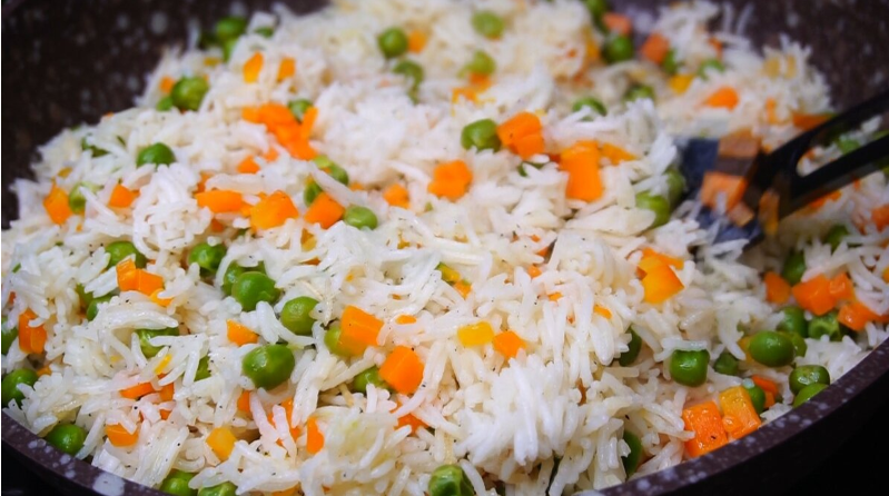 Яркий гарнир: рис с овощами на сковороде