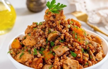 Гречка с курицей, тыквой и грибами