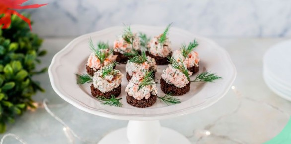 Невероятно вкусная закуска из хлеба с копчёным лососем и сыром