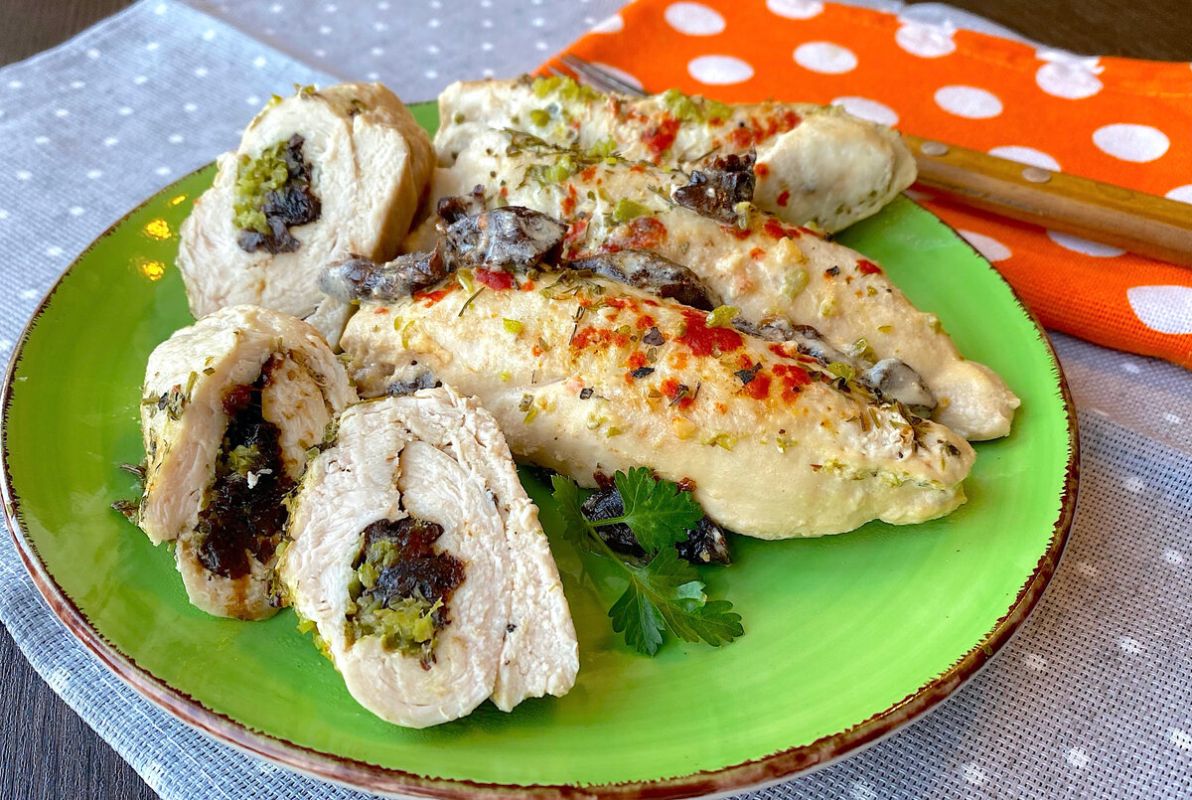 Куриные рулетики с начинкой: легкое блюдо для семьи в разгрузочные дни