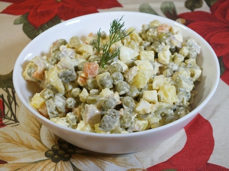 Какое вино идеально подойдет к новогоднему салату оливье