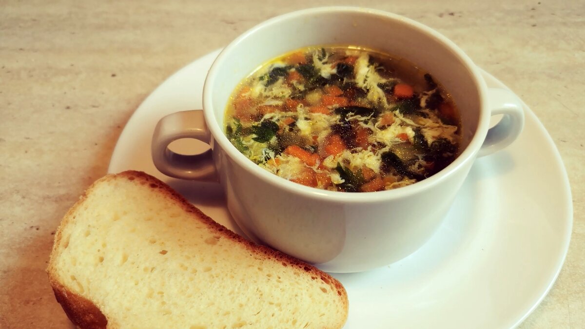 Легкий суп с крапивой: витаминный заряд за 15 минут