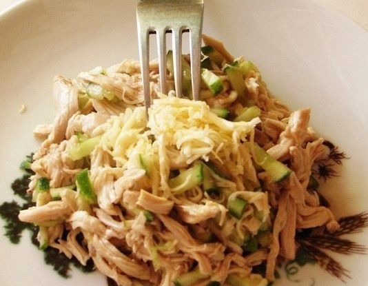 Оригинальный салат с курицей и свежими огурцами