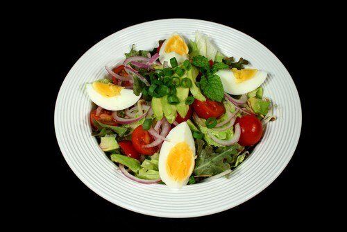 Вдохновение для здоровья: салат с авокадо и яйцом
