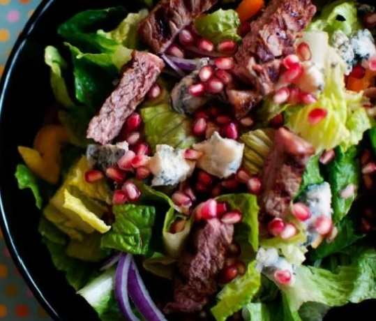 Салат с свининой, гранатом и грецкими орехами: вкусный баланс в каждой ложке