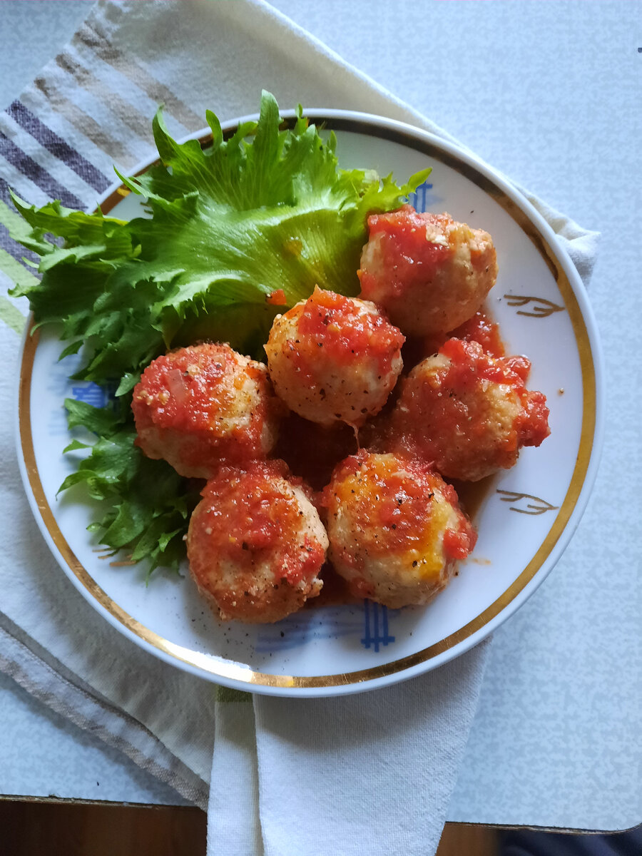 Как приготовить нежные тефтели из курицы с томатным соусом