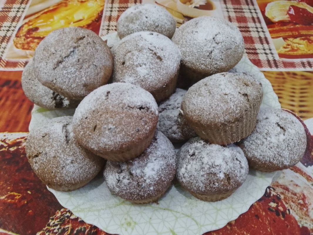 Кексы с вишневым джемом и шоколадной крошкой: воздушное лакомство для утреннего чая