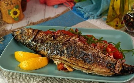 Ароматная запечённая скумбрия по-гречески: простой рецепт для домашнего ужина