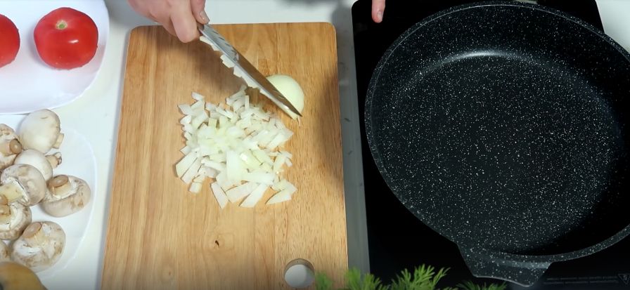 Необычный слоеный салат Чикаго: рецепт с жареными грибами и копченой курицей