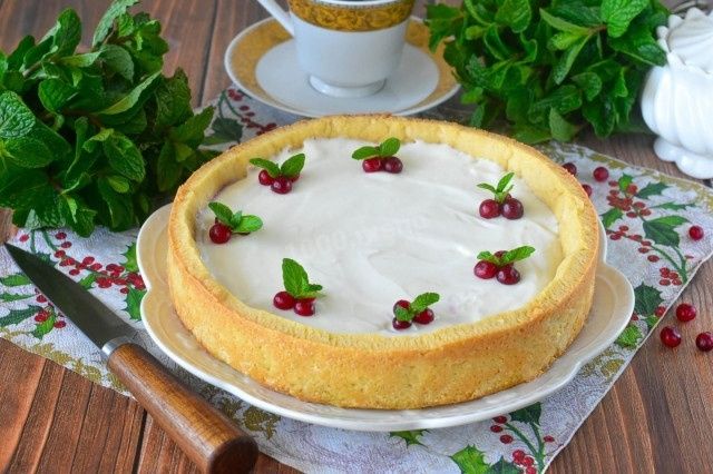 Необычный десерт: Пирог с брусникой и сметанным кремом, который стоит попробовать