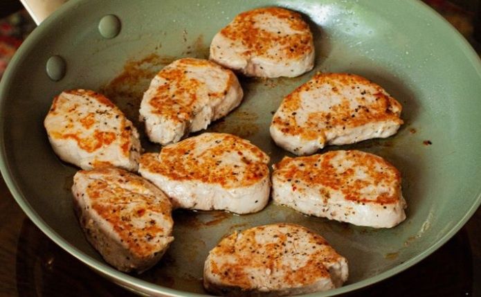 Сочные куриные медальоны с грибами и сыром