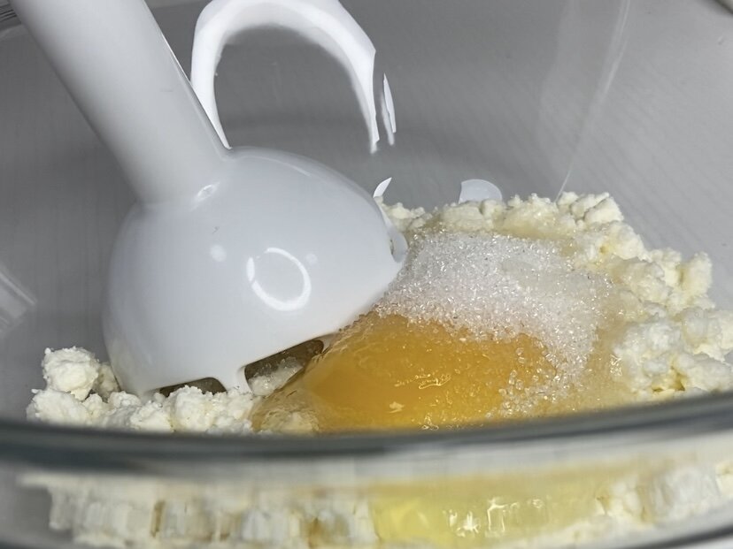 Сырники с секретом: неожиданные начинка и подача для всей семьи