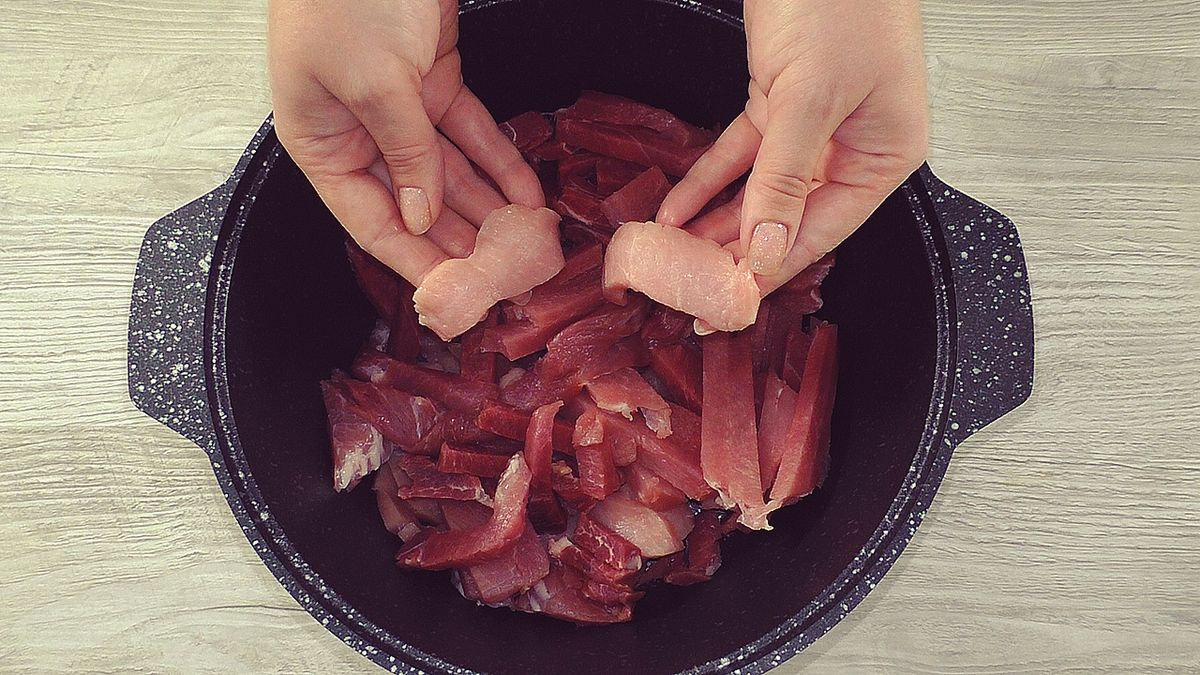 Вкусное мясное блюдо на луковой подушке: секреты приготовления