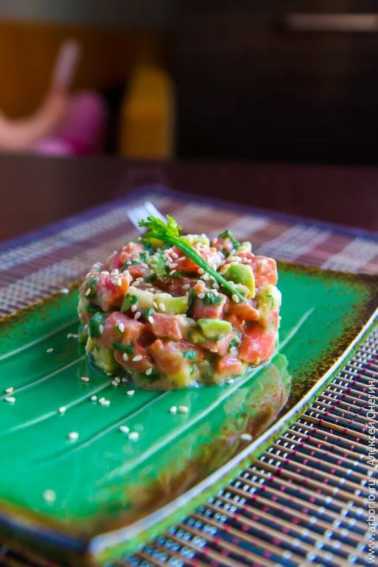 Лосось и авокадо: свежий тартар для гурманов