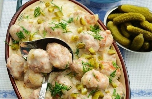 Нежные фрикадельки в сливочном соусе с корнишонами