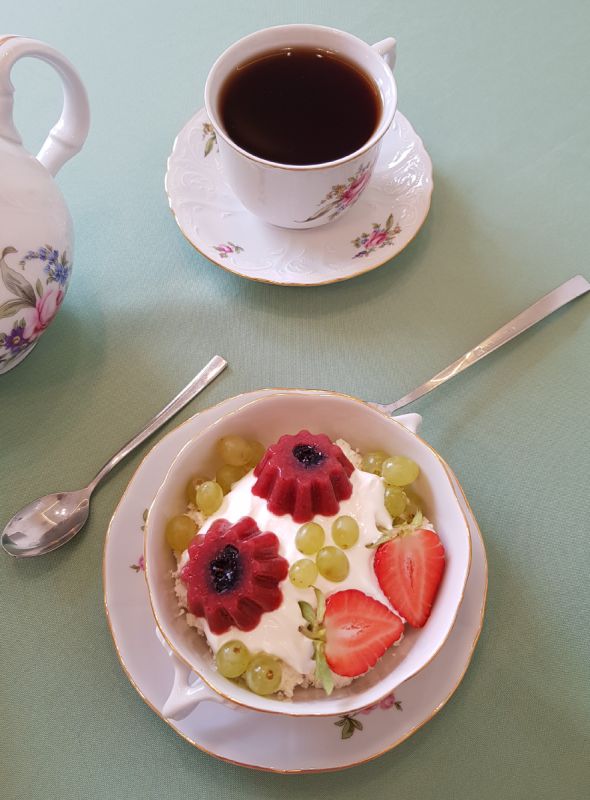 Летний десерт: клубничные цветы с голубикой