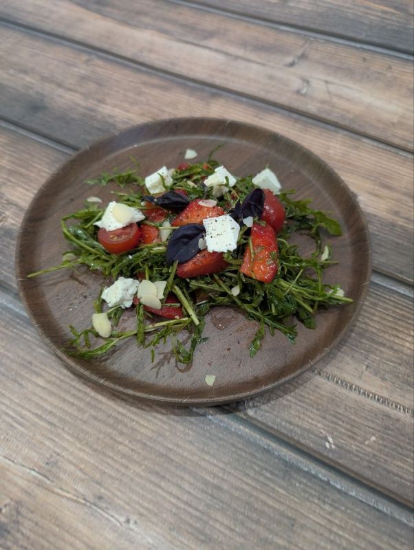 Летние салаты с клубникой: освежающие рецепты для жаркой погоды