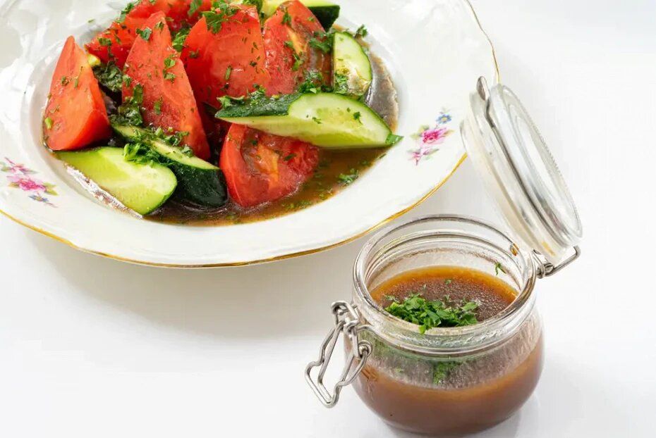 Нежная заправка для салата из дачных овощей