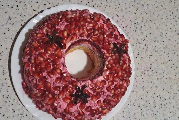 Гранатовый браслет: необычный салат с черносливом и копченой куриной грудкой