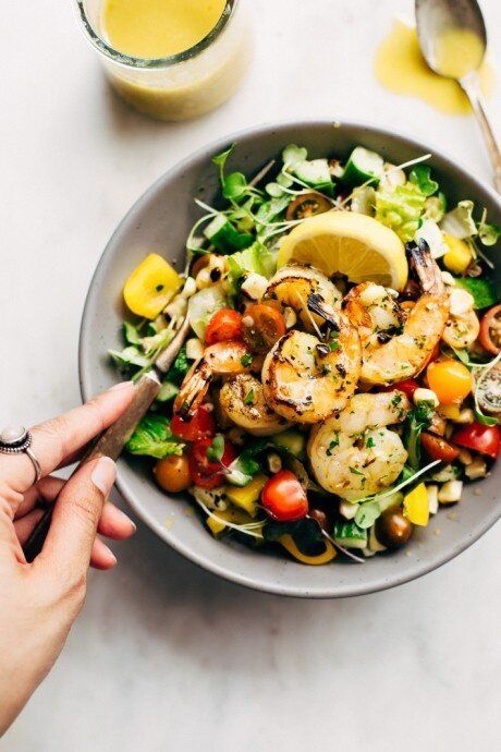 Нежный салат с креветками и свежими овощами для летнего обеда