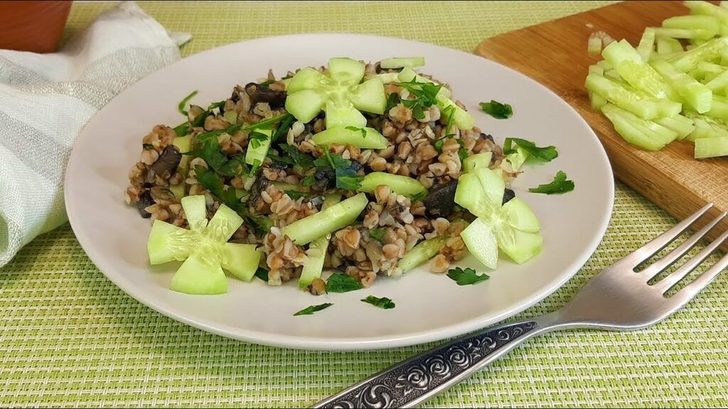 Сытная гречка с грибами и свежими огурцами для вашего стола