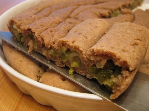 Необычный ржаной пирог с солеными огурцами: традиции русской кухни