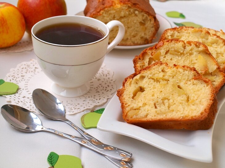 Ароматный манник с яблоками на кефире для уютного чаепития