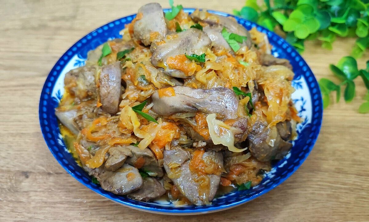 Бюджетное чудо: капустное рагу с печенью, которое удивит вкусом