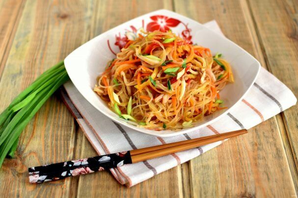 Яркая фунчоза с кальмарами для любого стола