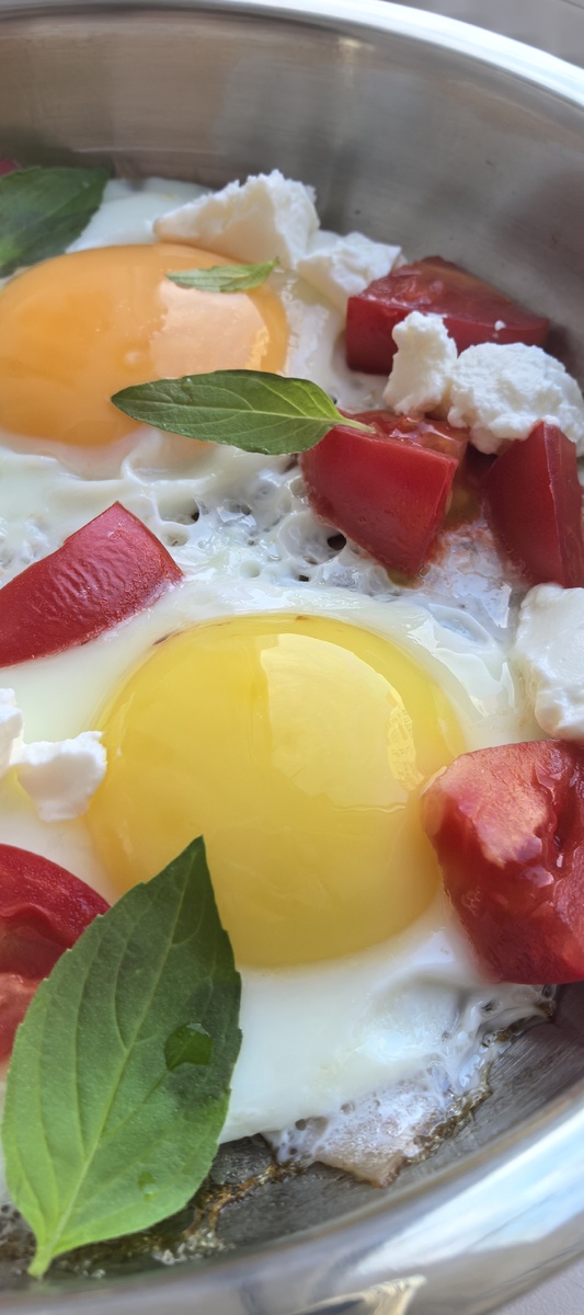 Яичница-глазунья с характером: идеальный завтрак с ветчиной и томатами