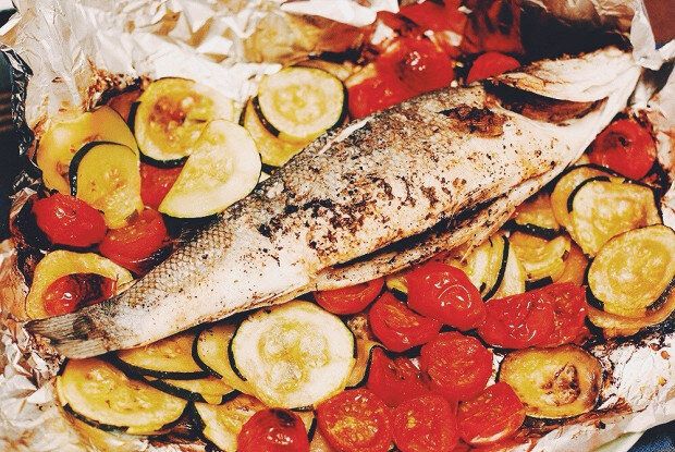 Сибас с томатами и ароматными травами: идеальный рецепт для домашнего ужина