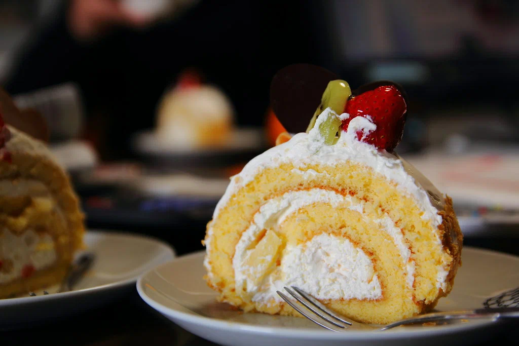 Удивительный ванильный рулет: готовим сладкое наслаждение к чаю