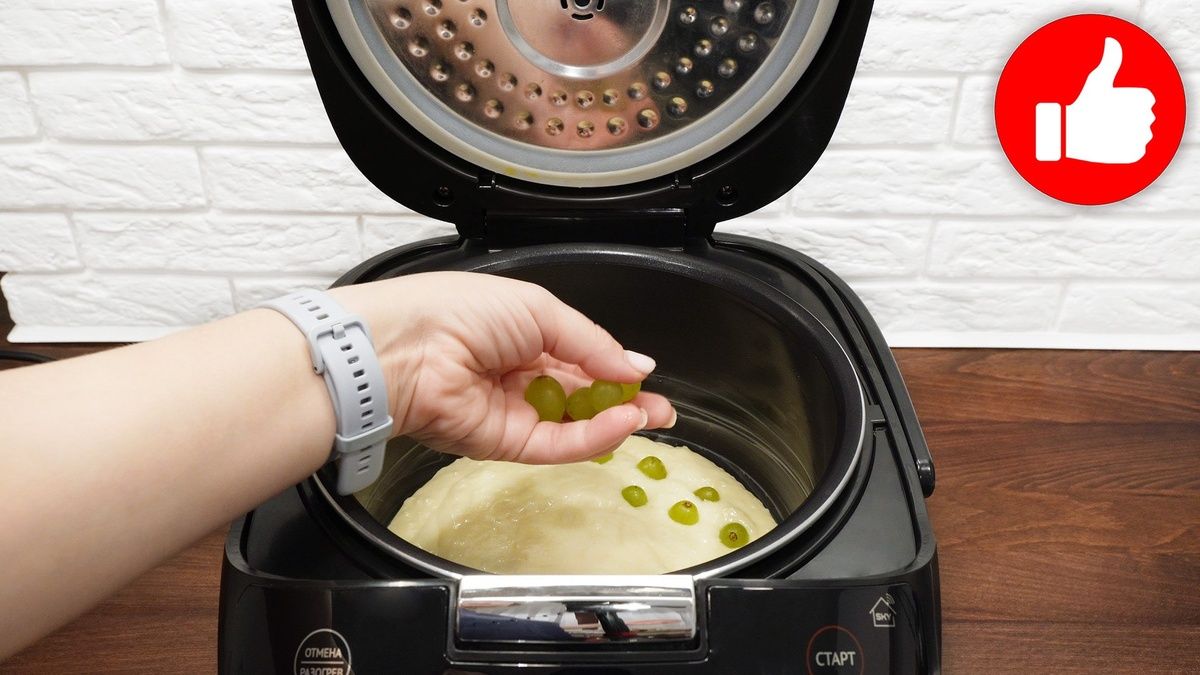 Нежный виноградный пирог в мультиварке для уютного чаепития