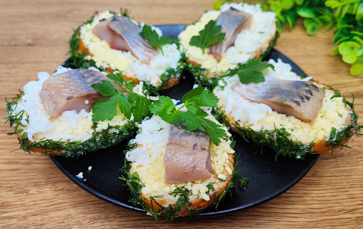 Нарядные бутерброды с сельдью для новогоднего стола