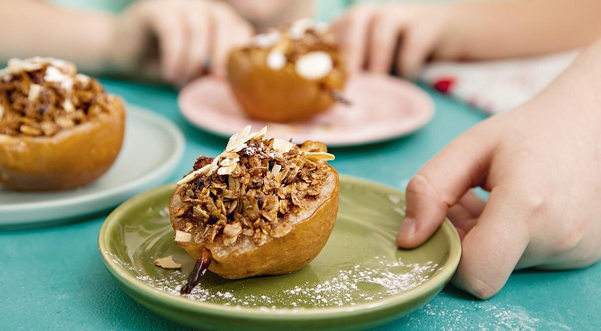 Восхитительный десерт для всей семьи: запеченные груши с орехами и овсянкой