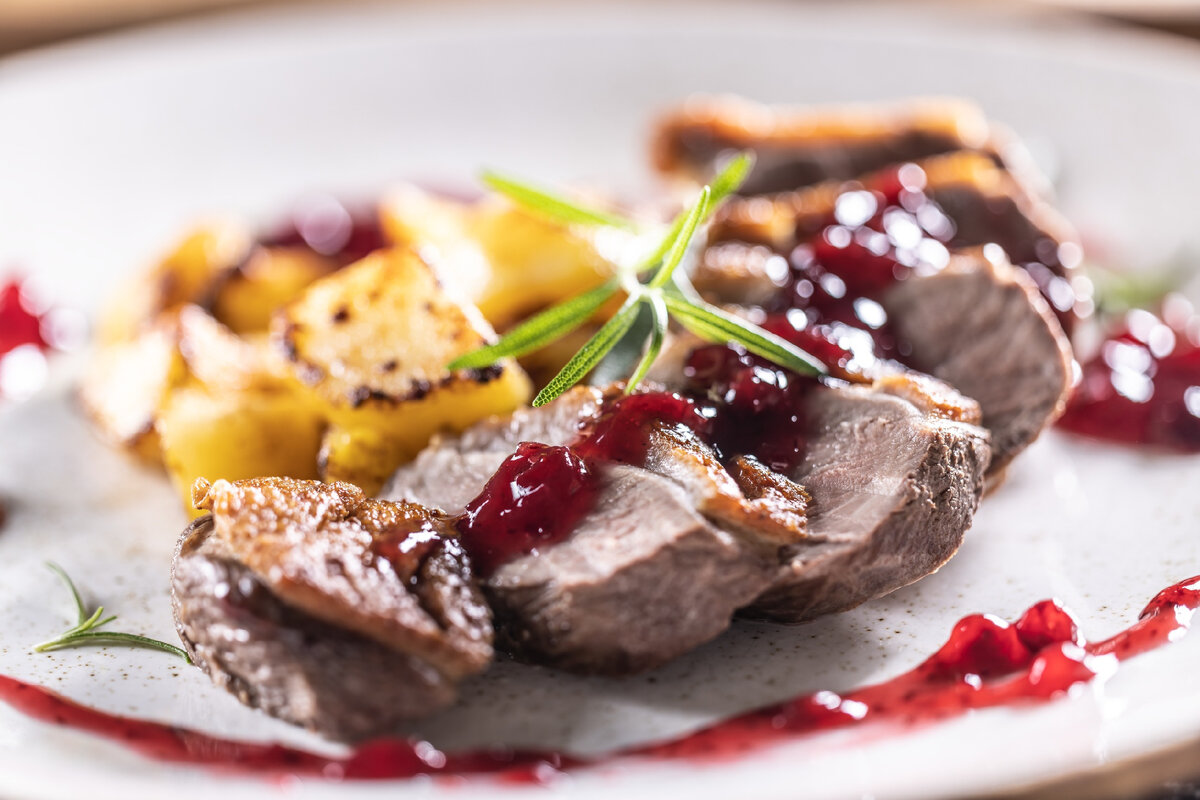 Изысканная утка в клюквенном соусе: идеальное блюдо для особых случаев