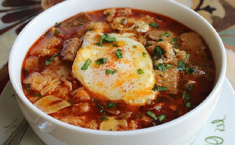 Тепло испанской кухни: как приготовить хлебный суп с чесноком