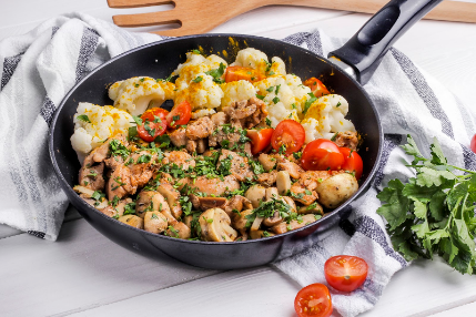 Простое и аппетитное: курица с шампиньонами и цветной капустой