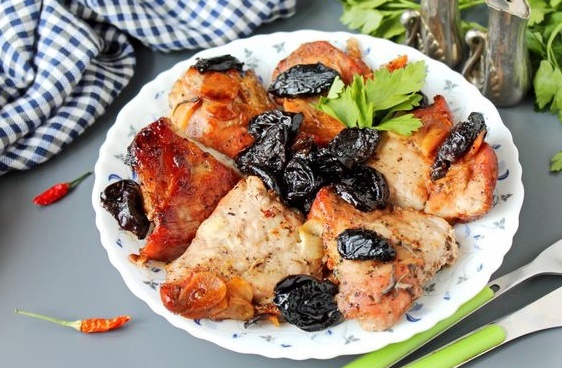 Сочная свинина, запечённая с черносливом и ароматным чесноком