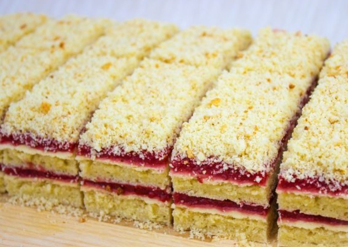 Вкусные творожные пирожные с клубникой