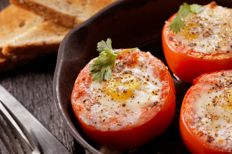 Невероятные помидоры с яйцом: удивите близких на завтраке